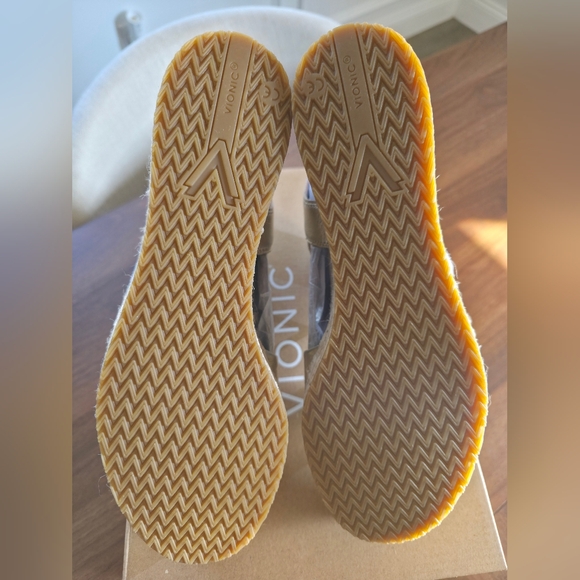 Vionic - Darla - New With Box - Picture 2 of 8